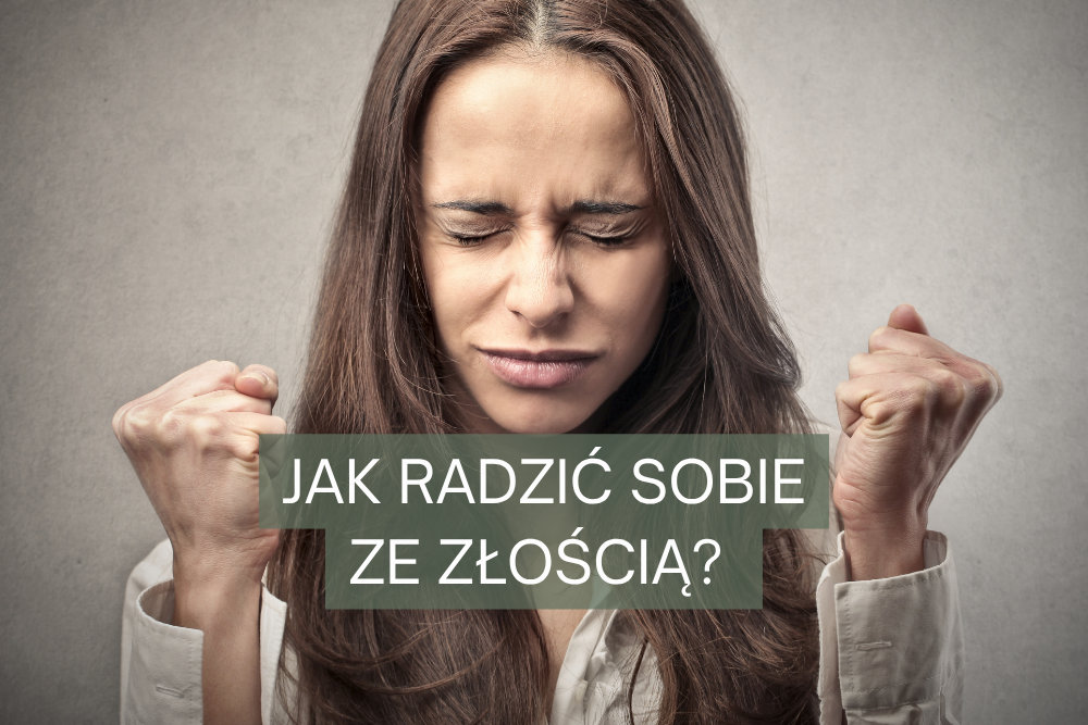 Kobieta z zaciśniętymi pięściami i zamkniętymi oczami próbuje opanować złość - jak radzić sobie ze złością